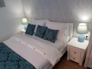 ポモリエにあるBlack Sea Apartmentのベッドルーム(白いベッド、青い枕付)