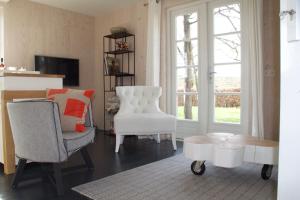 カンペンにあるHet Buitenhuisのリビングルーム(白い椅子、テーブル付)