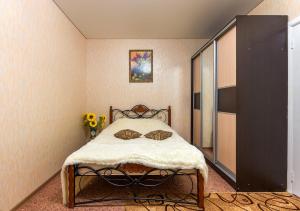 1 dormitorio con 1 cama en una habitación en Apartment 45 Str. Divizii 108 en Voronezh