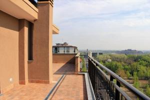 balkon w budynku z widokiem w obiekcie Residenze Italia w mieście Sesto San Giovanni