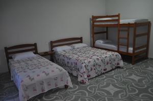 מיטה או מיטות קומותיים בחדר ב-Pousada Recanto Das Garças