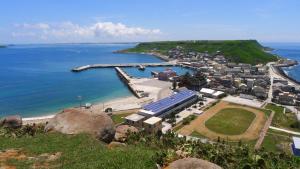 uma vista aérea de uma cidade junto ao oceano em Travelers Hostel em Magong