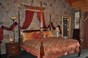 Postel nebo postele na pokoji v ubytování Elkwood Manor Bed & Breakfast