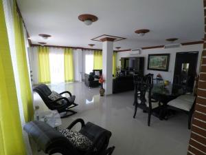 sala de estar con muebles y comedor en Mary Hosting Sarie Bay, en San Andrés