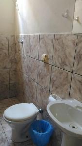 ピレノポリスにあるSuítes São Judasのバスルーム(トイレ、洗面台付)