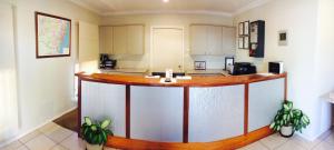 uma grande cozinha com um balcão num quarto em The Saltbush Motor Inn em Hay