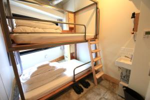 Postel nebo postele na pokoji v ubytování Wise Owl Hostels Shibuya