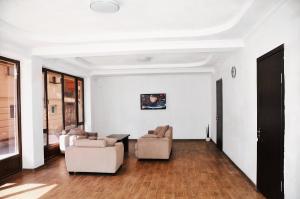 un soggiorno con due sedie e un tavolo di Hotel Sunny Coast a Kobuleti