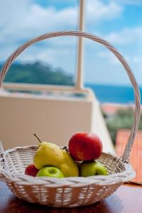 een mand met appels en peren op een tafel bij Medin di Lastua in Petrovac na Moru