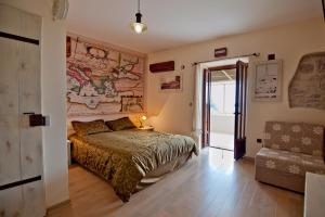1 dormitorio con 1 cama y un gran mural en la pared en Medin di Lastua, en Petrovac na Moru
