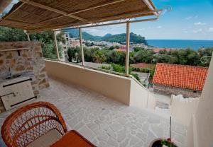 a balcony of a house with a view of the ocean at Medin di Lastua in Petrovac na Moru