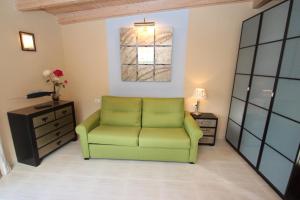 A seating area at Studio Pablo Finca Montimar