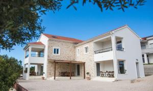 een afbeelding van een villa met een gebouw bij Olive Tree Apartments in Vodice