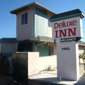 znak „dealer inn” przed budynkiem w obiekcie Deluxe Inn Redwood City w mieście Redwood City