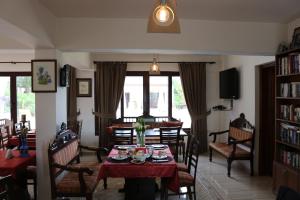Гостиная зона в Five Fingers Holiday Bungalows