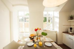 un comedor con una mesa con naranjas. en Gutshaus Krummin Usedom, en Krummin