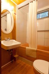 een badkamer met een wastafel, een toilet en een spiegel bij Robbins Motel in Bar Harbor
