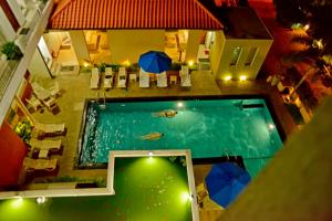 an overhead view of a swimming pool with umbrellas at Ceylan Lodge in Anuradhapura