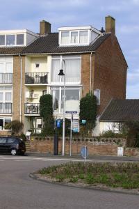 een gebouw met een straatbord ervoor bij Sautille2 in Zandvoort