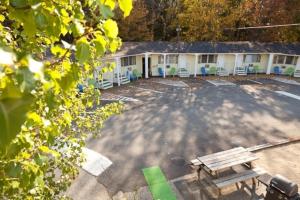 a parking lot with a picnic table and chairs at Robbins Motel in Bar Harbor