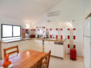 Una cocina o zona de cocina en Lovely 2BR Apt w Balcony in Neve Tzedek Area by Sea N' Rent