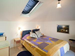 Cama o camas de una habitación en Lovely 2BR Apt w Balcony in Neve Tzedek Area by Sea N' Rent
