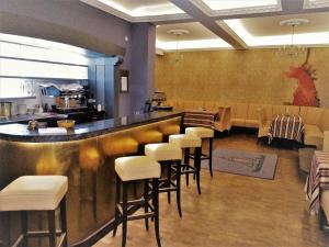 曼海姆曼海姆水塔酒店的酒吧,餐厅里放着一堆凳子