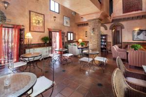 - un restaurant avec des tables et des chaises dans une salle dans l'établissement Alavera de los Baños, à Ronda