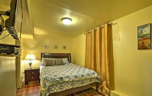 ein Schlafzimmer mit einem Bett und einem TV in der Unterkunft Two Bedroom Apartment - North East Bronx in Bronx