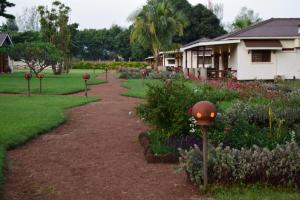 Ameg Lodge Kilimanjaro tesisinin dışında bir bahçe