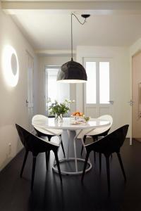 a dining room with a white table and chairs at B&B Gregorius in Utrecht