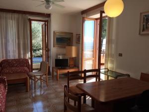 a living room with a table and chairs and a couch at Condominio Fortino in Grado