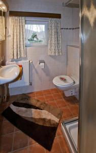ein Bad mit einem Waschbecken und einem WC in der Unterkunft Gästehaus Sylvia in Biberwier