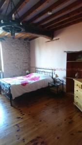- une chambre avec un lit et un mur en briques dans l'établissement Gîte Le Chapis, à Saint-Chamond