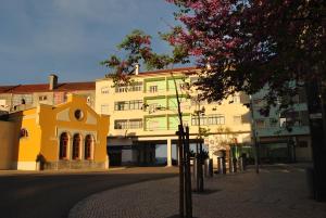 um edifício amarelo ao lado de uma rua em Tagus Host - 40308AL- 44211AL em Santarém