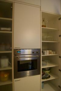 una cocina con horno en un armario blanco en Riva Celeste, en Riva del Garda