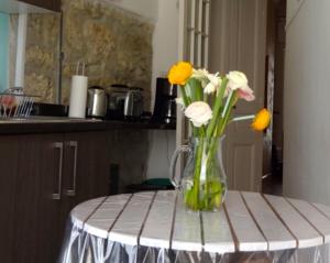 eine Vase voller Blumen auf einem Tisch in der Unterkunft Charmant appartement au centre de Nice in Nizza