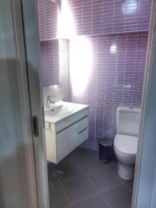 a bathroom with a white sink and a toilet at Quinta das Amendoeiras in Albufeira