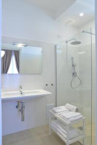 y baño blanco con lavabo y ducha. en Villa Miriam, en Gragnano