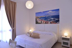 グラニャーノにあるVilla Miriamのベッドルーム1室(ベッド2台付)が備わります。壁には絵画が飾られています。