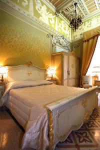 a hotel room with a large bed and two lamps at B&B Il Caravaggio in Catania