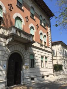 ゴリツィアにあるB&B Ai Confini dell'Imperoの大きなレンガ造りの建物で、バルコニーが付いています。