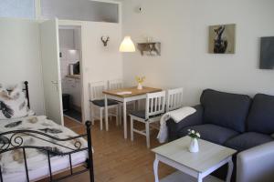 un soggiorno con divano e tavolo di Apartmenthaus Jörn a Wieda