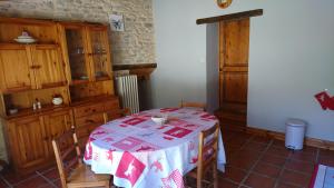 - une salle à manger avec une table et une nappe dans l'établissement Gîte Le Chapis, à Saint-Chamond