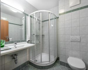 łazienka z prysznicem, toaletą i umywalką w obiekcie Das Wismeyer - Skihotel an der Plattenkarbahn w mieście Obertauern +31 zdjęć