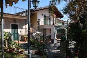 a house with a balcony and a courtyard at Villa Linda in San Gregorio di Catania