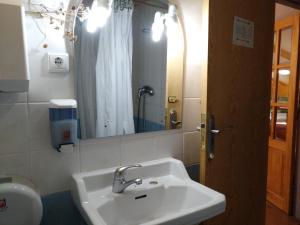 Koupelna v ubytování Albergue El Último Bucardo + 37 fotografií