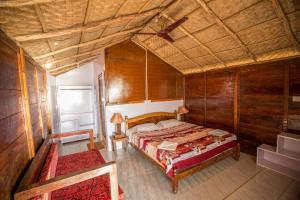 Katil atau katil-katil dalam bilik di Blue Lagoon Resort Goa