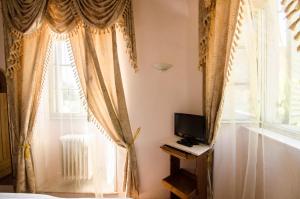 TV a/nebo společenská místnost v ubytování Hotel Iris