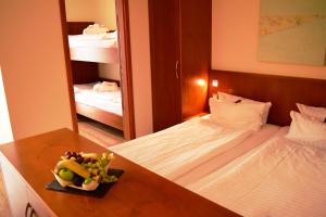 ユイストにあるホテル アトランティック ユイストのベッド2台と鏡が備わるホテルルームです。